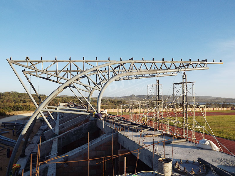 Легкая крыша общественного фитнес-центра