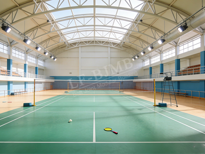 Легкая крыша общественного фитнес-центра