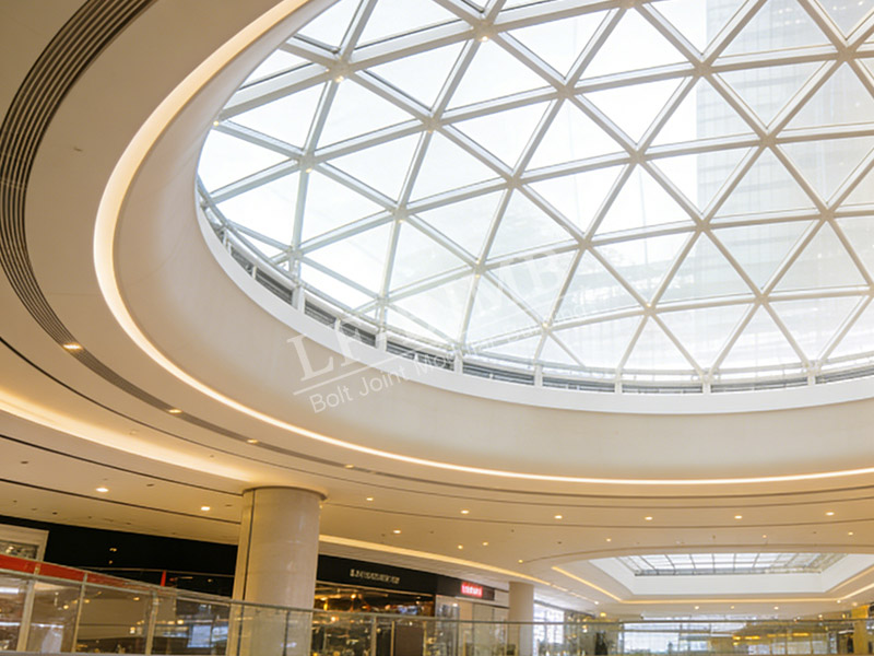 Эффективный и эстетичный стеклянный купол торгового центра