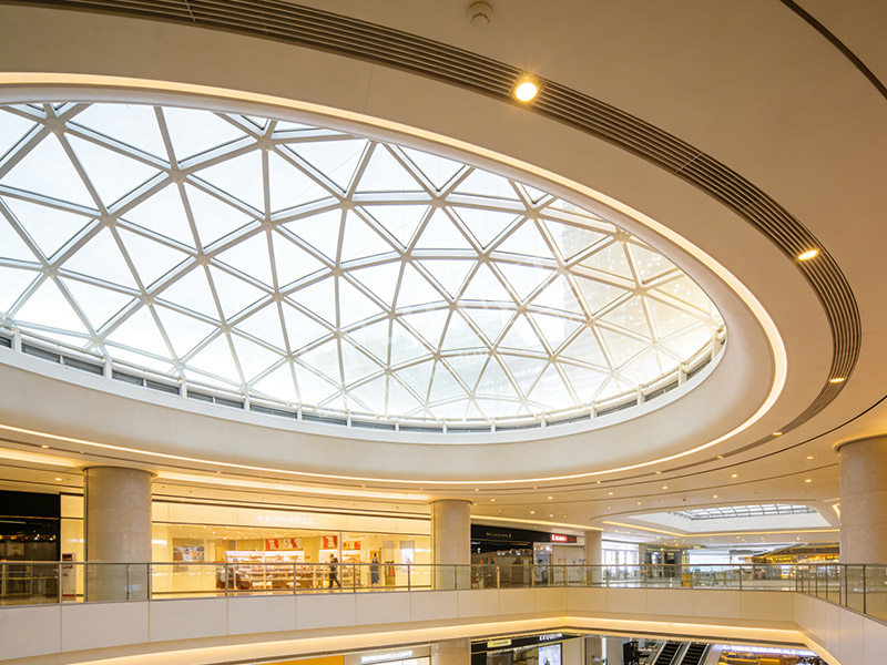 Эффективный и эстетичный стеклянный купол торгового центра